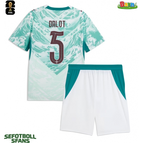 Portugal Diogo Dalot #5 Bortaställ Barn VM 2026 Kortärmad (+ Korta byxor) Portugal Diogo Dalot #5 Bortaställ Barn VM 2026 Kortärmad (+ Korta byxor)